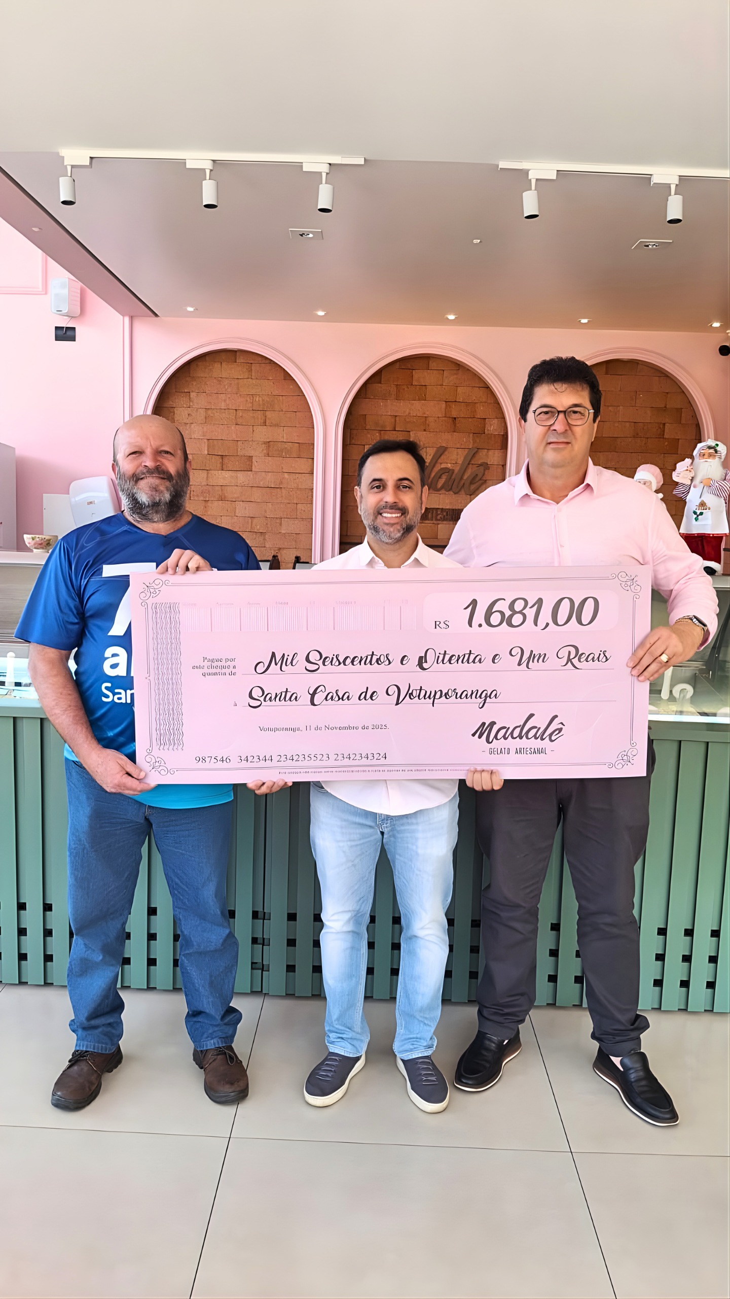 Gelateria Madalê arrecada R$ 1.681 para a Santa Casa de Votuporanga com ação do Outubro Rosa