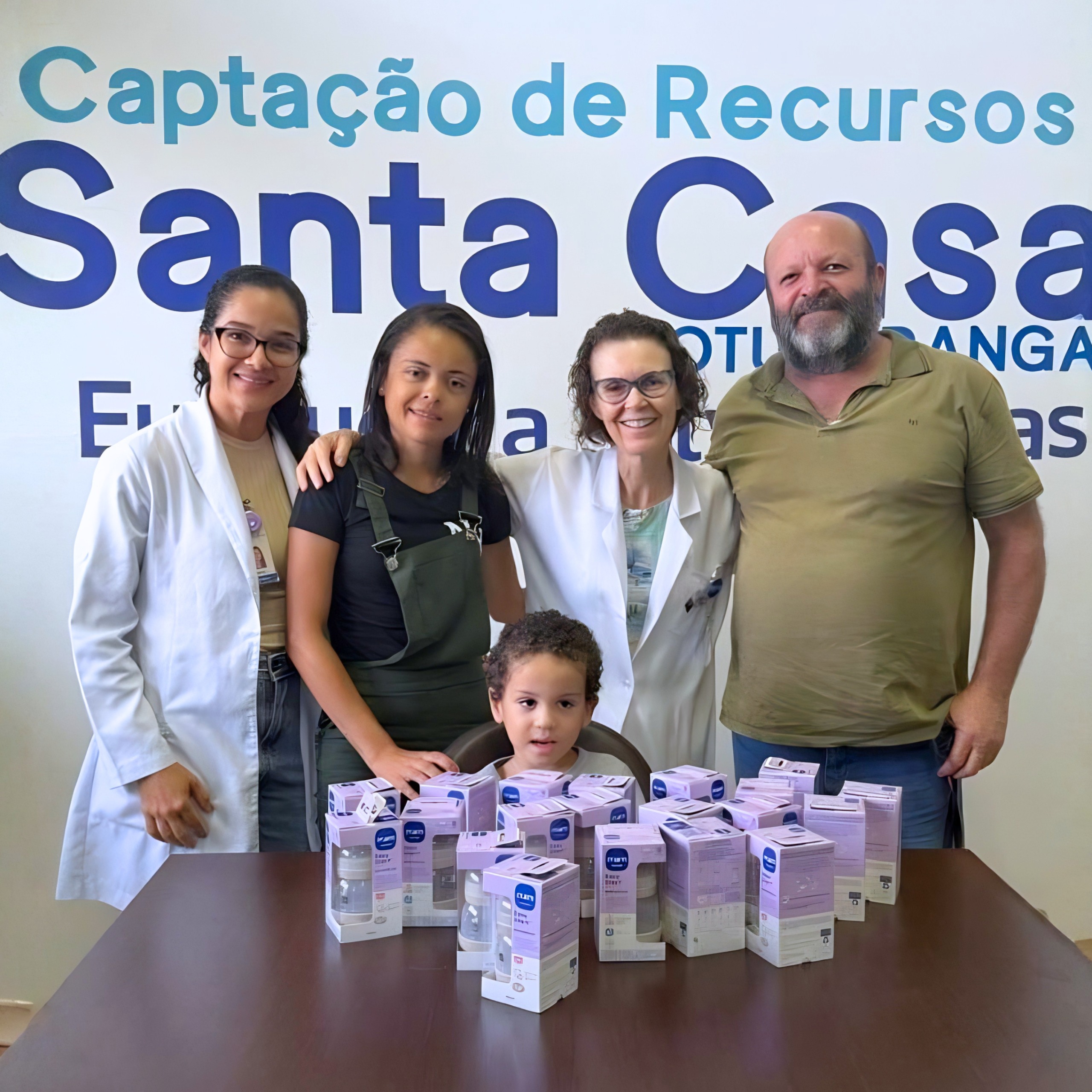 Exemplo de Gratidão: Mãe de ex-pacientes doa mamadeiras especiais para a UTI Neonatal da Santa Casa