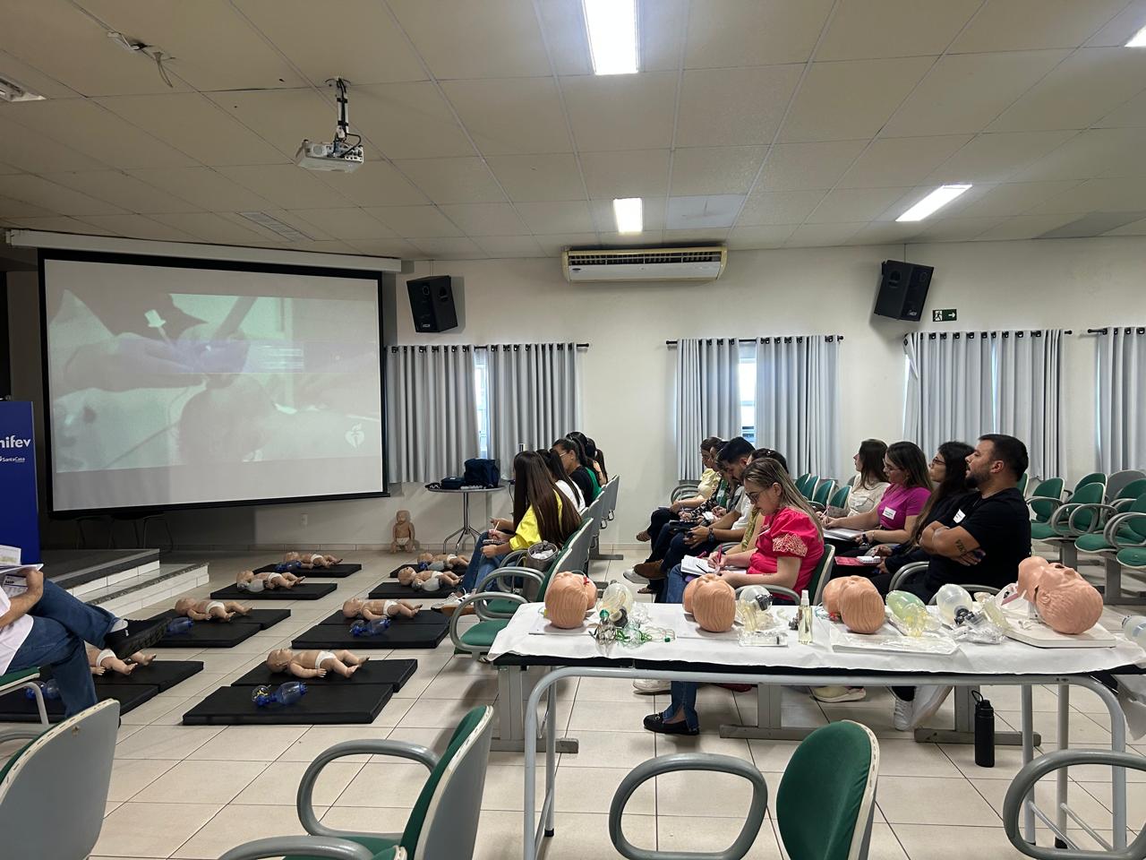 Santa Casa de Votuporanga capacita enfermeiros em emergências pediátricas