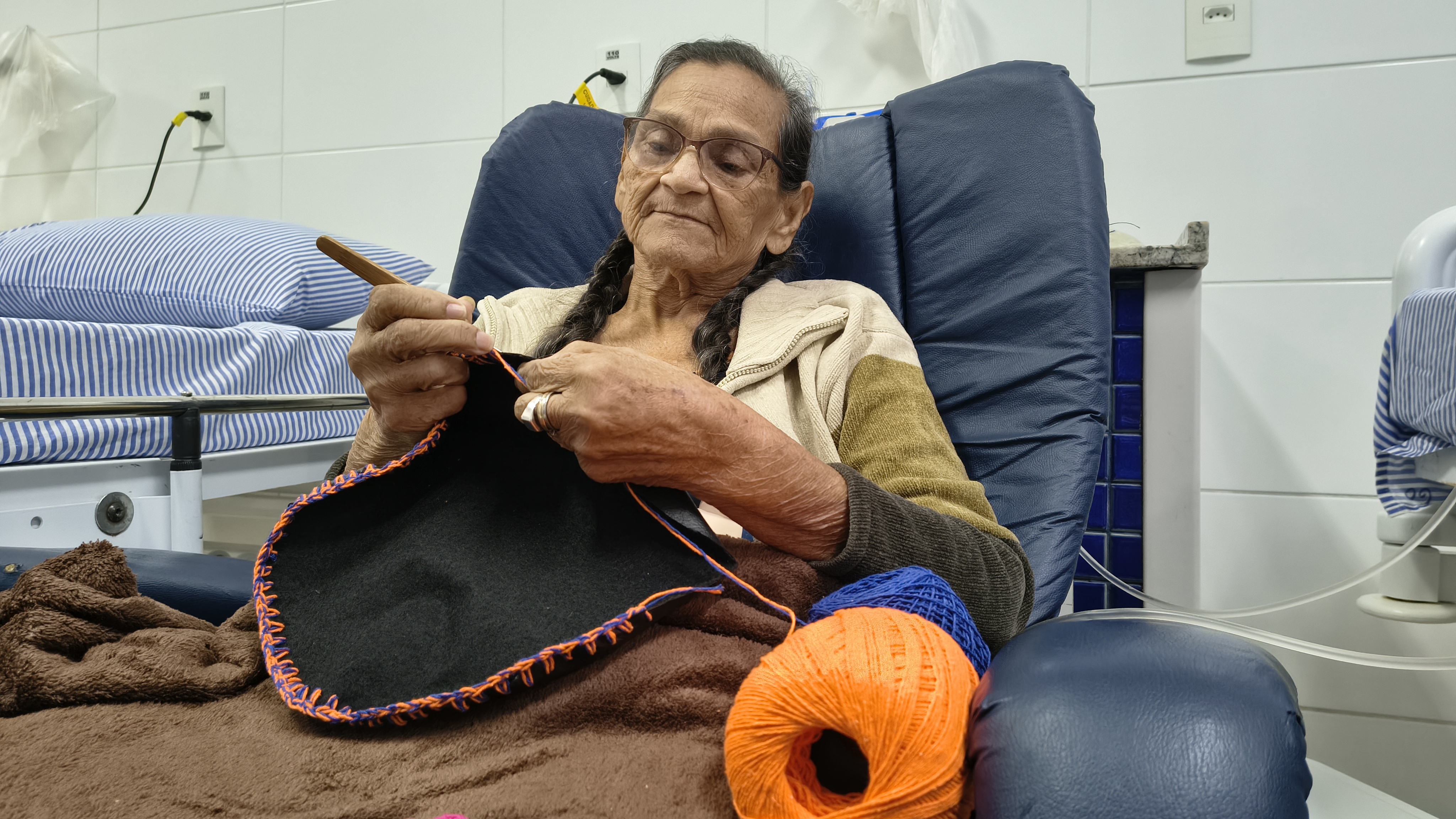 Entre pontos e afeto: A arte de Dona Maria de Lourdes que transforma o tempo na diálise 