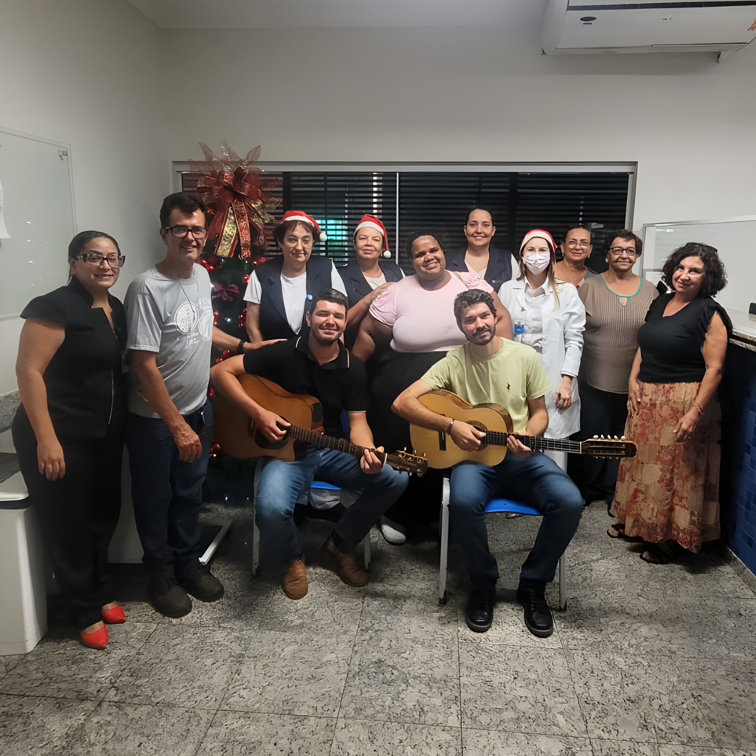 Diálise celebra Natal com música, fé e solidariedade em ação liderada por motoristas