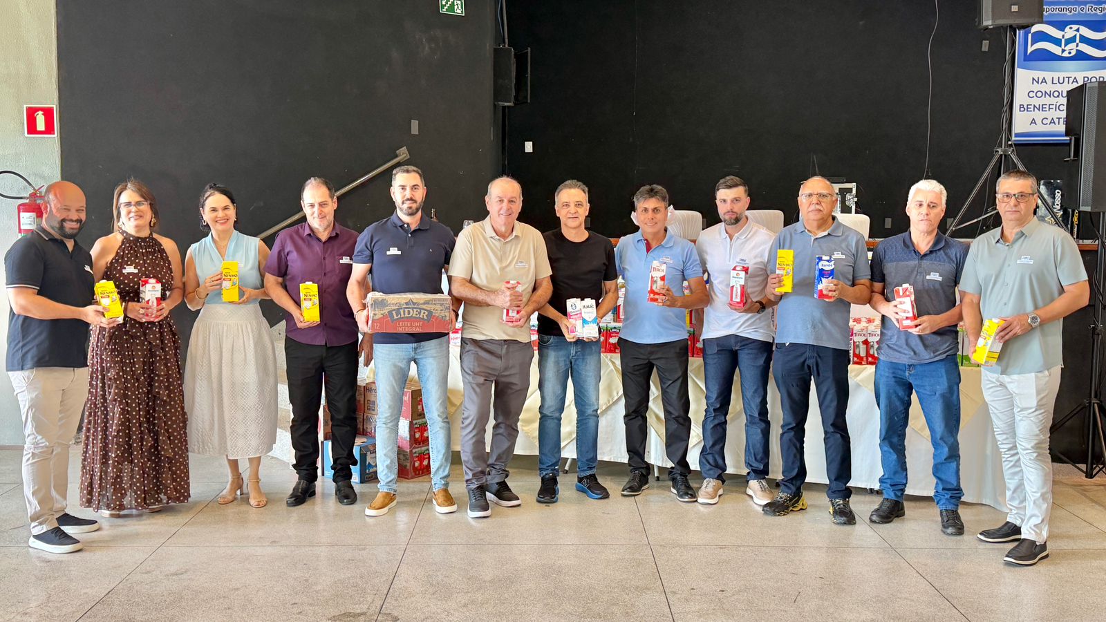 Sindicato dos Bancários de Votuporanga celebra categoria com a doação de 500 litros de leite para a Santa Casa