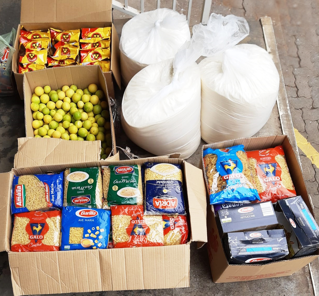 Casal solidário entrega 152 quilos de alimentos