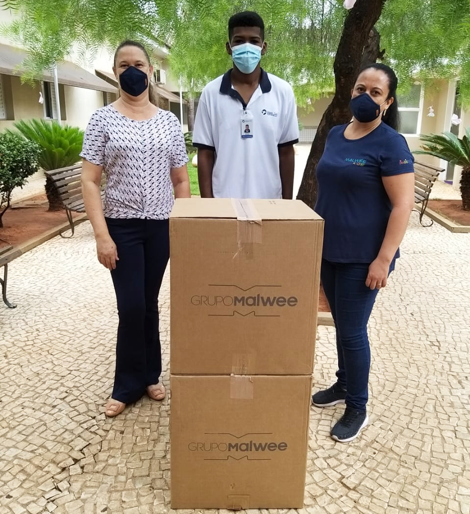 Loja Quatro Estações entrega 6 mil máscaras para Santa Casa