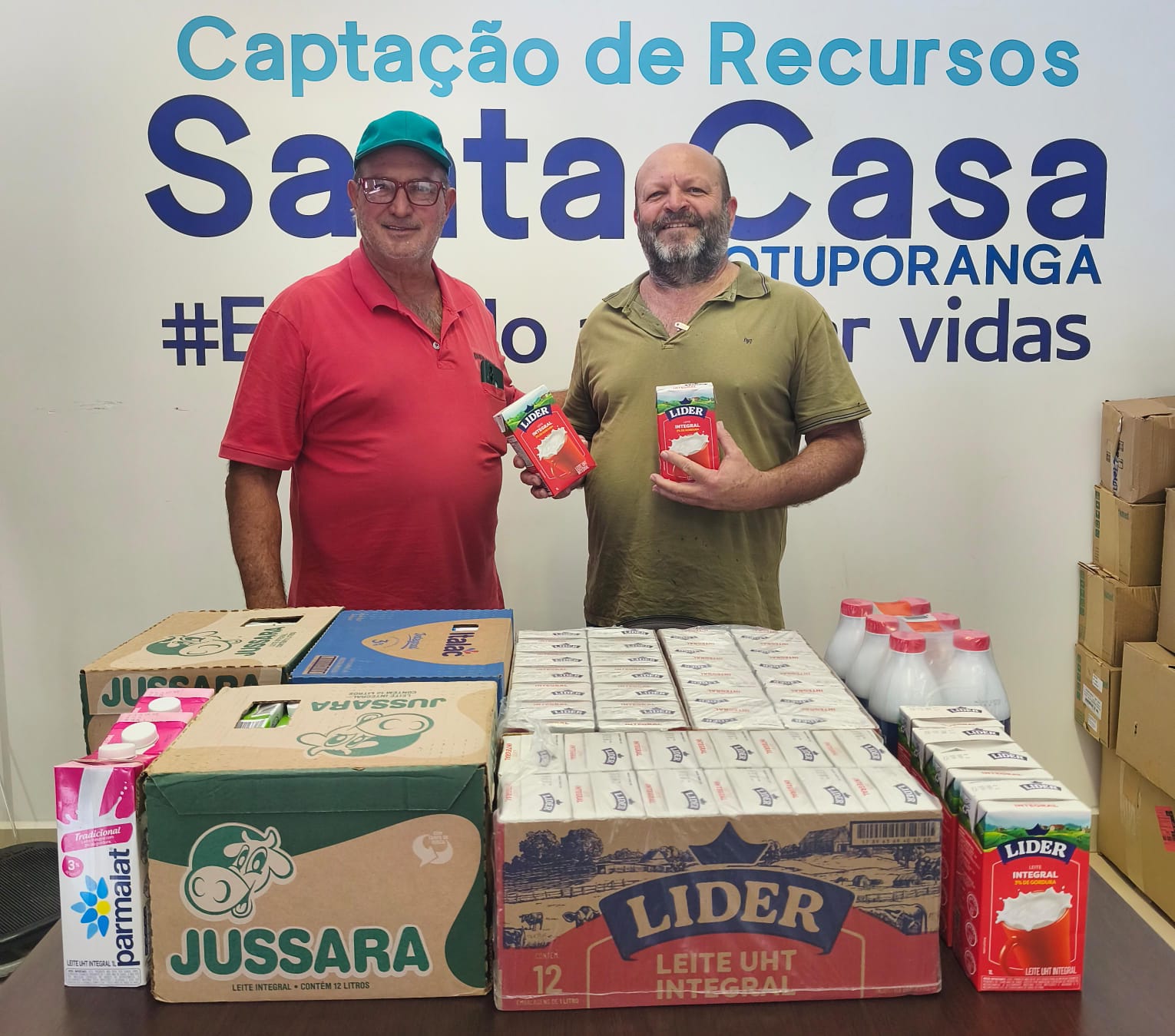 Santa Casa de Votuporanga recebe leite doado por corretor de imóveis em campanha solidária de aniversário