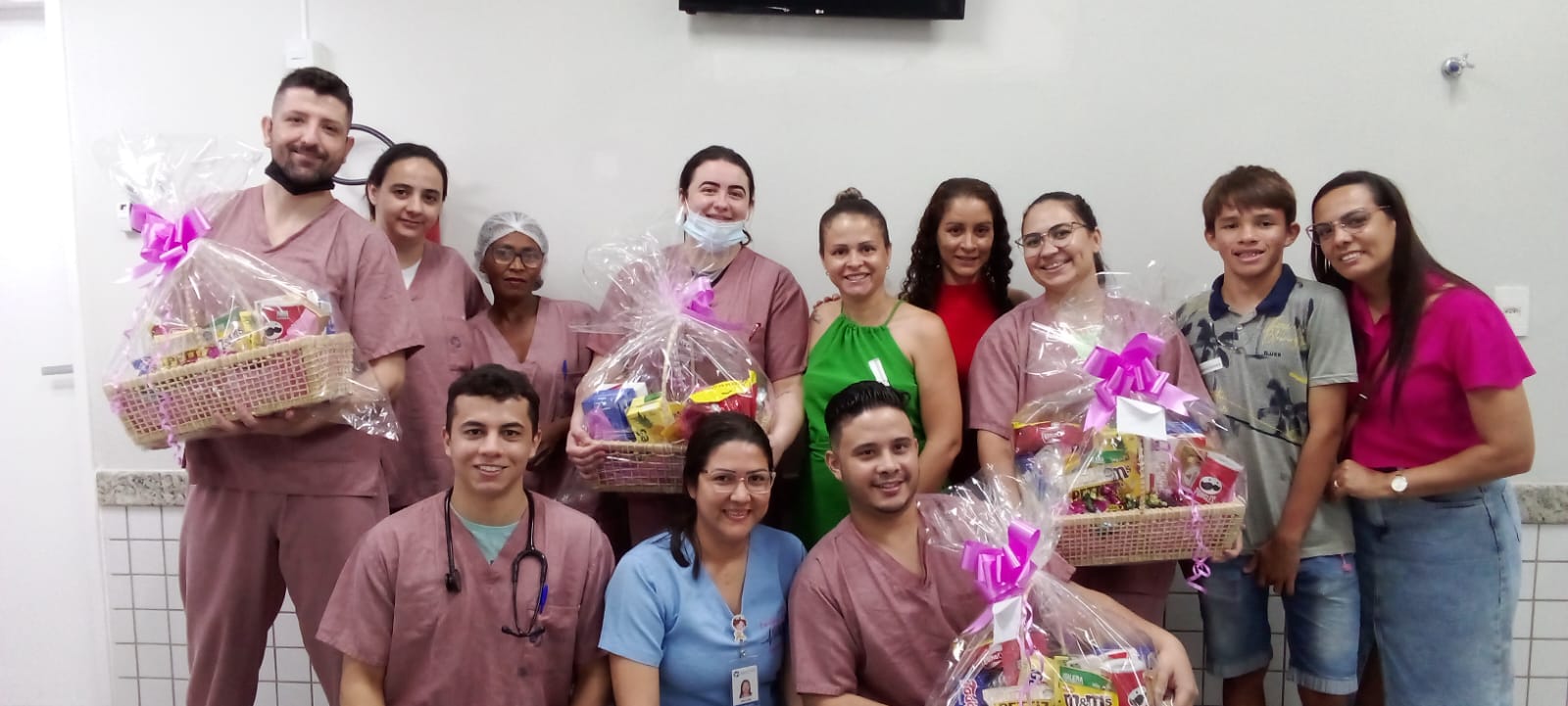 Gratidão: Família de paciente entrega cestas para equipe da UTI