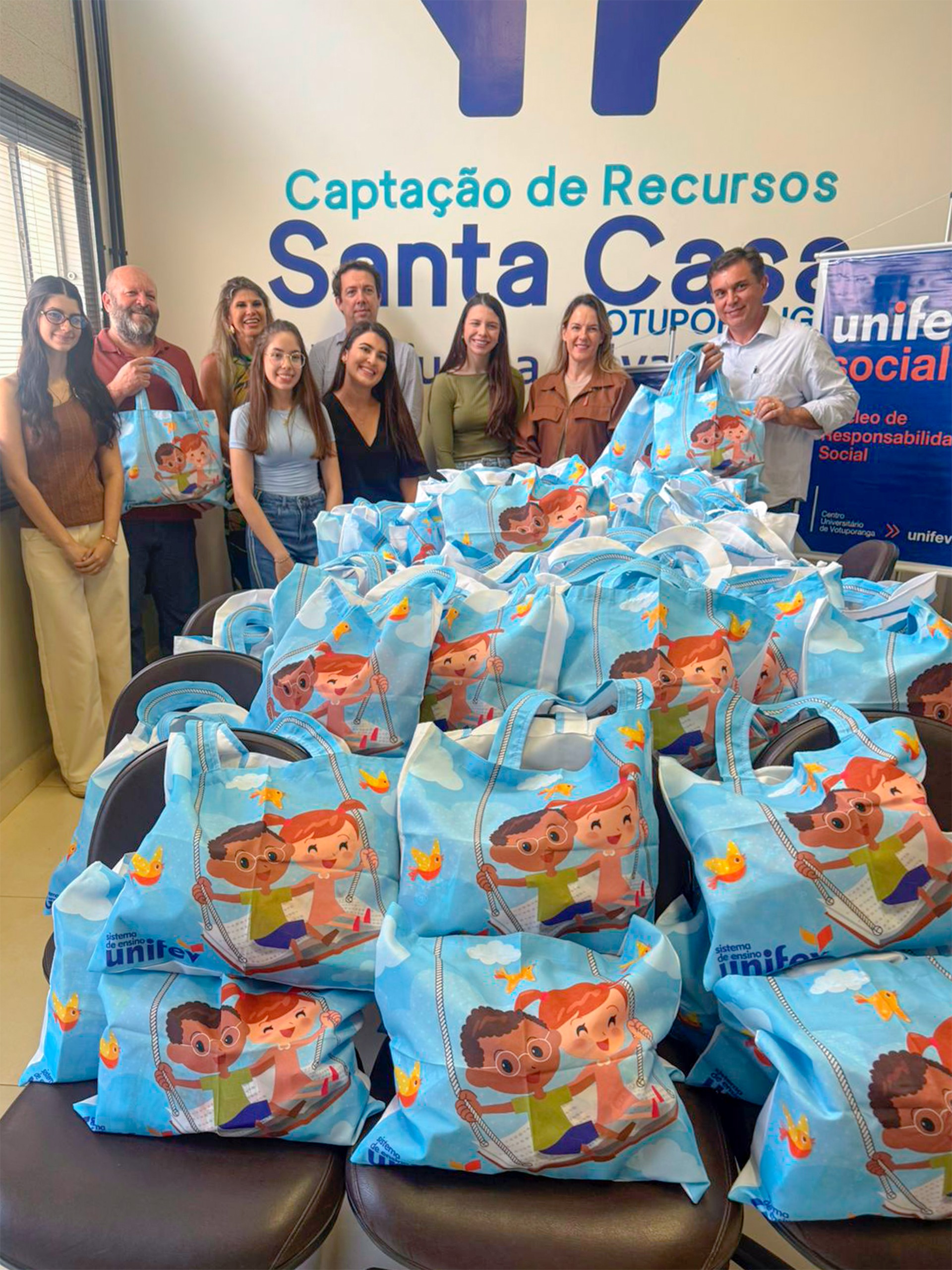 Unifev doa mais de 2 mil unidades de gelatina à Santa Casa de Votuporanga