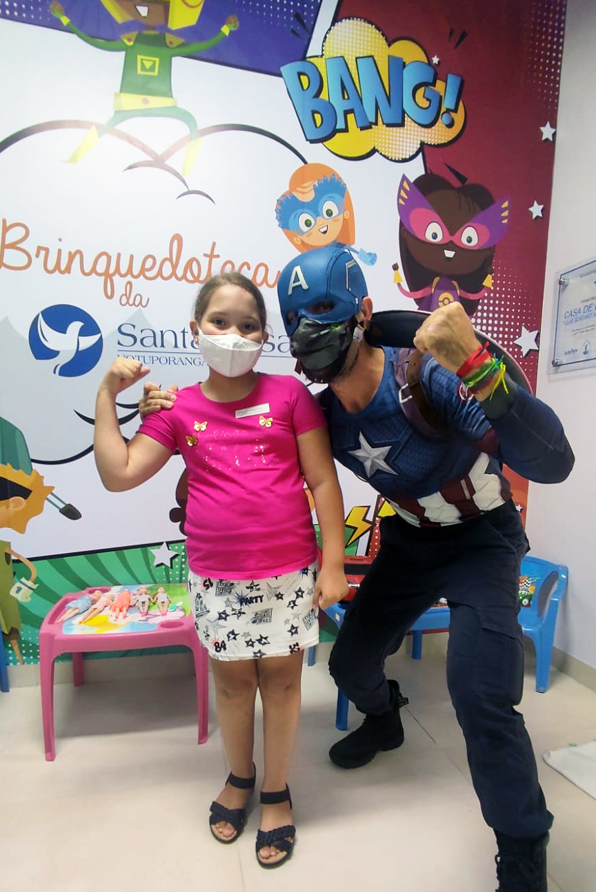 “Capitão América” visita Pediatria da Santa Casa